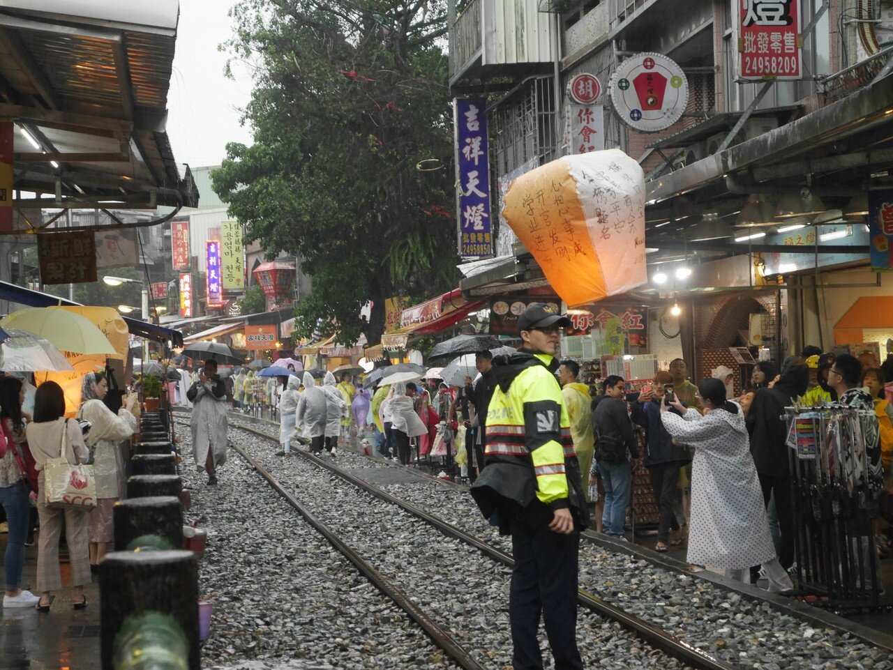 鐵路警察勸離在鐵軌放天燈遊客。聯合報系資料照片/記者吳淑君攝影