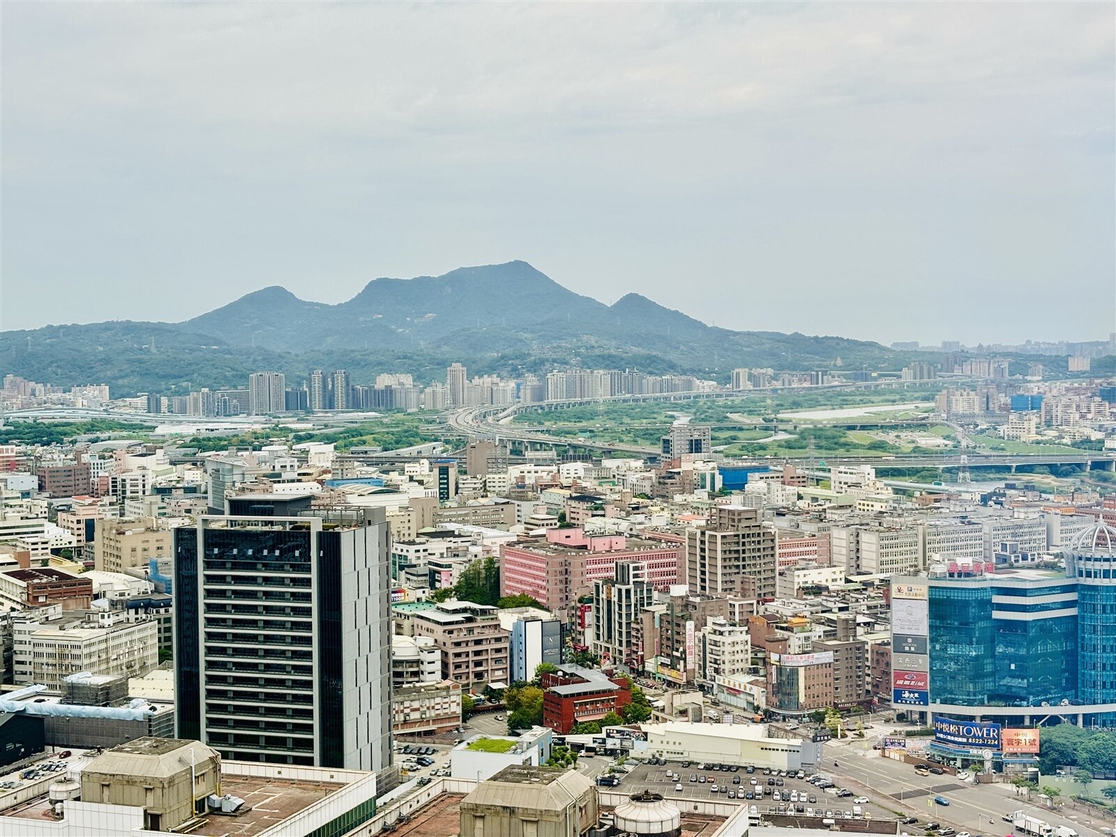 國人若把境外不動產出售給二親等內親屬,務必留意贈與稅問題。記者朱曼寧/攝影