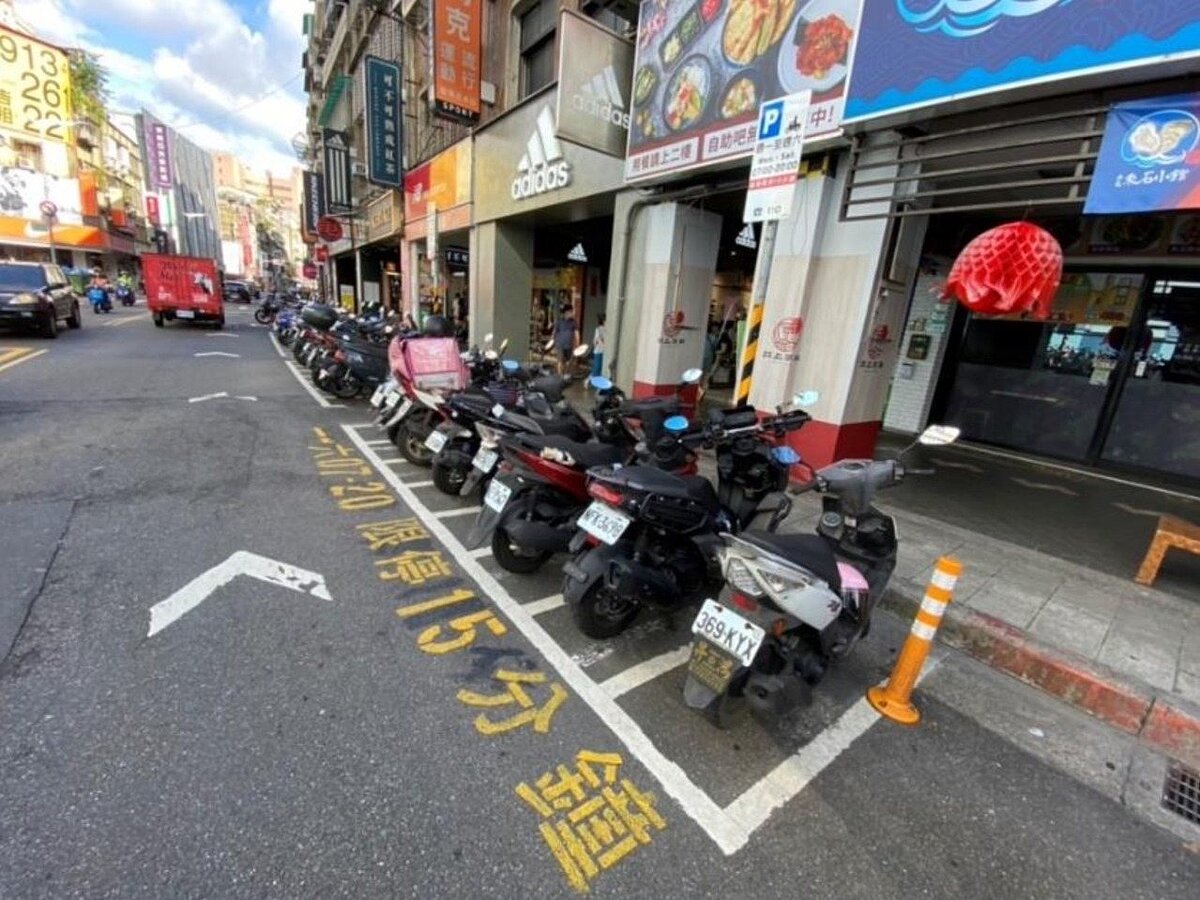 台北市政府從2019年起推「限停15分鐘機車格」,方便民眾外送與洽公,之後更改規定延長停放時間至多40分鐘,並加收停車費用。圖/北市停管處提供