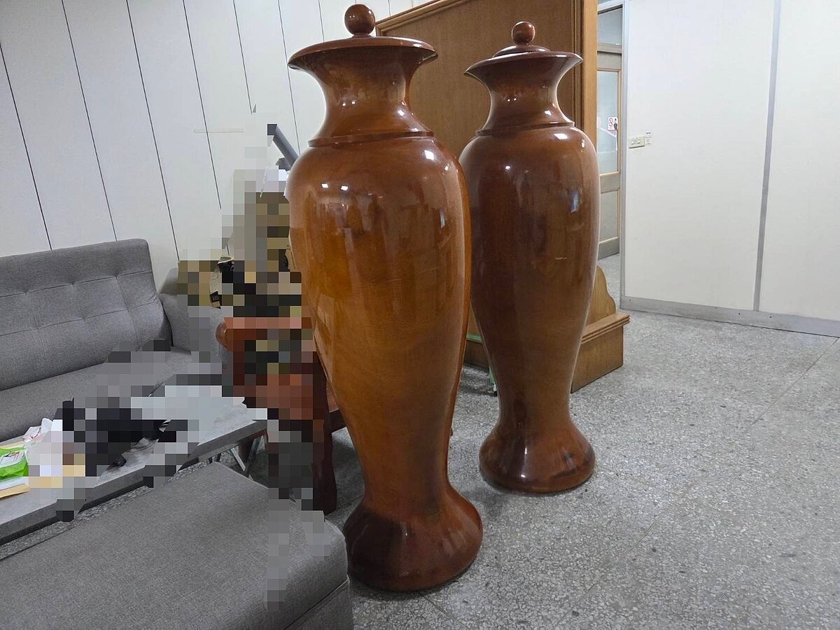 苗栗市一間民宅月前整修房子期間,屋內收藏的1對木雕大聚寶盆,及多件飾品等80餘萬元不翼而飛,警方循線起獲贓證物,並查獲5名工人到案。圖/苗栗警察分局提供