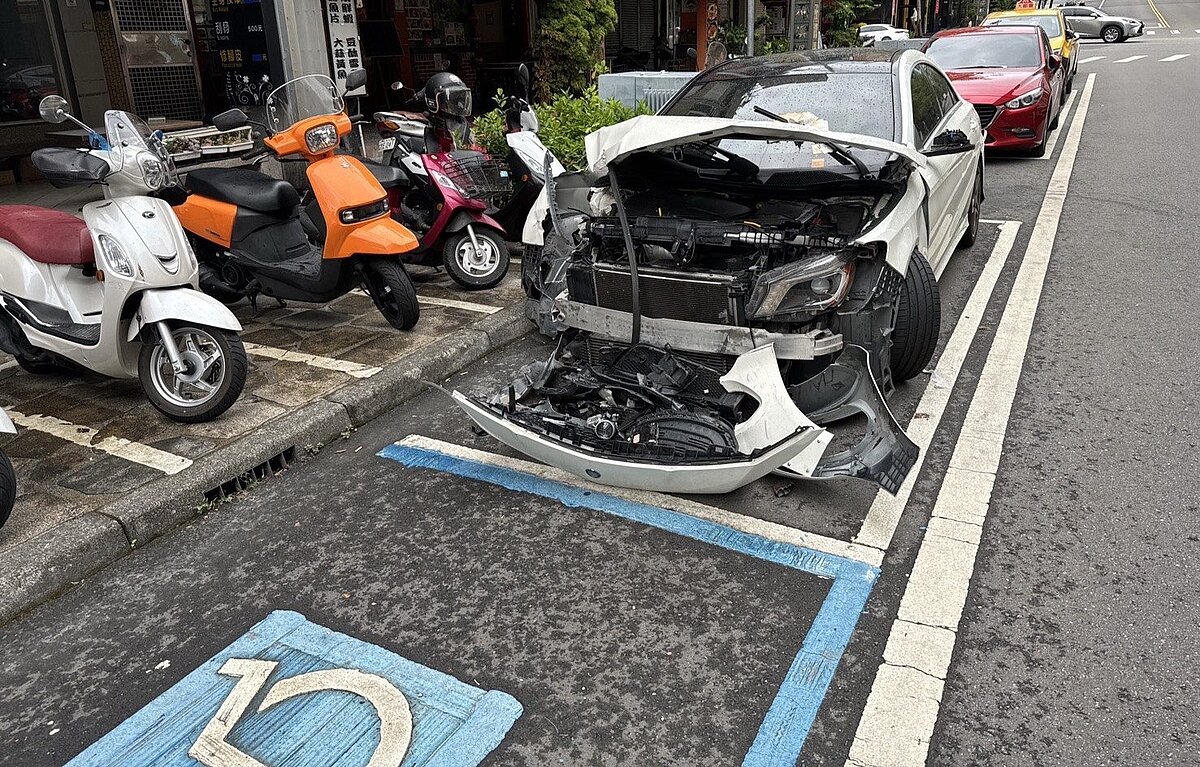 破爛的賓士車停放在礁溪路邊已經將近1個月，被開了上萬元收費單，警方將通知車主出面，若再不處理，會以廢棄車輛清除掉。圖／民眾提供