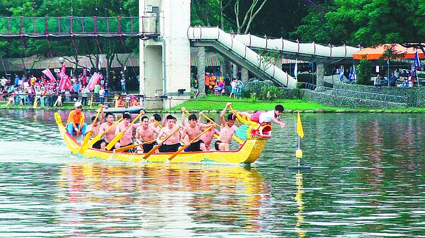 龍潭觀光大池昨天起連續3天,舉辦縣長盃龍舟競賽,今年共有92隊報名參賽、角逐龍王旗。 記者劉愛生/攝影