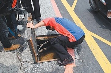 新北市水利局會同淡水區公所、民權里及廠商查看下水道。 記者李易昌/攝影