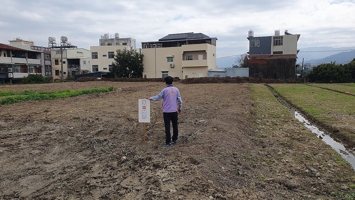 法務部行政執行署彰化分署拍賣南投縣草屯方正農地729.82坪,二拍底價360萬元。圖/行政執行署彰化分署提供