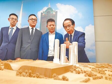 高雄捷運衛武營站聯開基地共5450坪基地推出聯合開發案,由「衛武營開發股份有限公司」雀屏中選,29日高雄市副市長林欽榮(右)與華友聯董事長陸炤廷(左二)、衛武營開發董事長謝岱杰(左一)等團隊代表,在高雄市府四維行政中心參與簽約儀式。(任義宇攝)