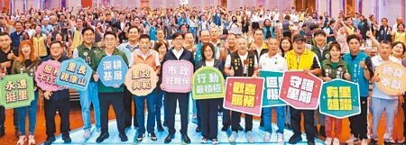 
高雄市政府29日上午在岡山舉行「114年特優暨資深里長表揚大會」，市長陳其邁（前排左六）與全體得獎里長大合照。（林雅惠攝）
