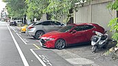 彰化停車奇觀！汽車橫停兩車格間避收費　警方最高罰1200元
