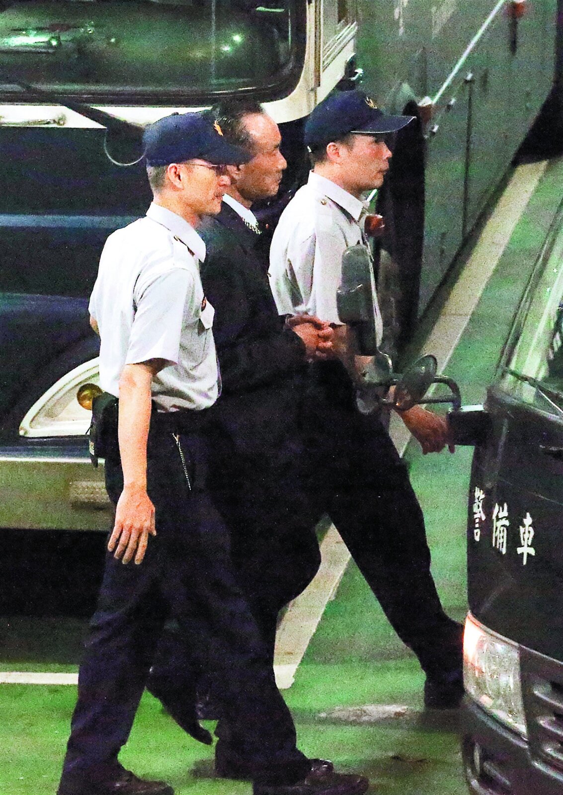 針對桃園八德合宜住宅涉賄案，台北地方法院昨天第2度召開羈押庭，在凌晨1時許裁定將涉嫌行賄的遠雄集團董事長趙藤雄(中)收押禁見。圖為趙由法警帶上囚車移送看守所。 記者許正宏／攝影