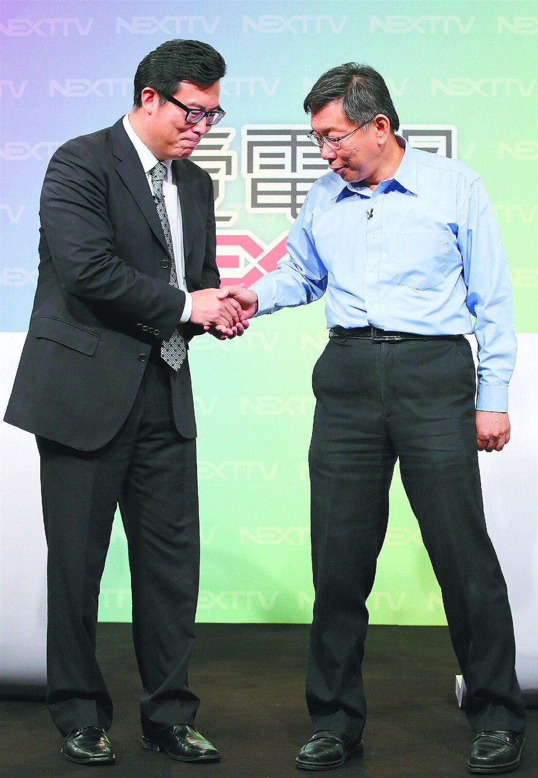 姚文智(左)與柯文哲辯論會前先禮後兵,握手致意。 記者蘇健忠/攝影