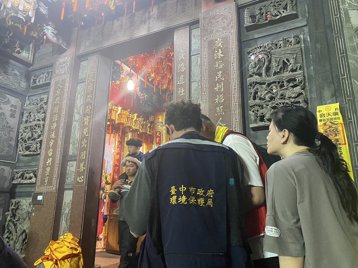 台中某宮廟日前繞境祈福活動燃放大量鞭炮，引發民眾陳情，環保局稽查人員獲報後到場稽查。圖／台中市環保局提供