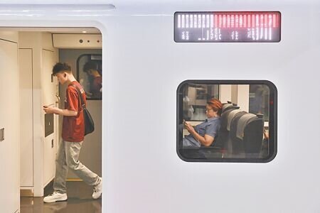 9月22日起坐臥高鐵車廂走道或通道、車站地板影響動線,勸導不聽可拒載。(杜宜諳攝)