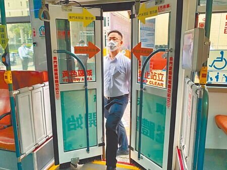 國民黨台北市議員游淑慧指出,265路線公車時常傳出乘客未下車,駕駛就關門駛離導致乘客被夾行的狀況,呼籲北市公運處應妥善督導業者。圖為公車車門防夾裝置示意圖。(本報資料照片)