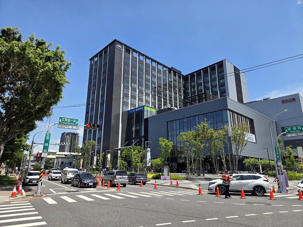 新光三越台南小北門店試營運首日車潮就塞爆，市府交通局昨天邀集百貨公司和警方會勘後，提出因應措施。圖／台南市交通局提供