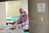 護理荒未解、年輕醫師出走　專科護理師淪「夾心餅乾」