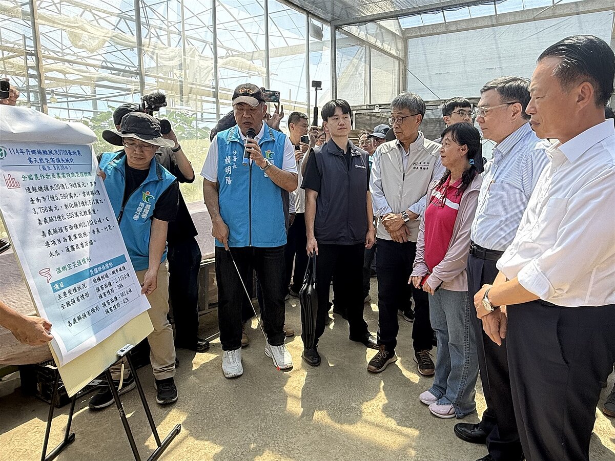 行政院長卓榮泰（右二）到嘉義縣鹿草鄉關心溫網室修復狀況。記者黃于凡／攝影