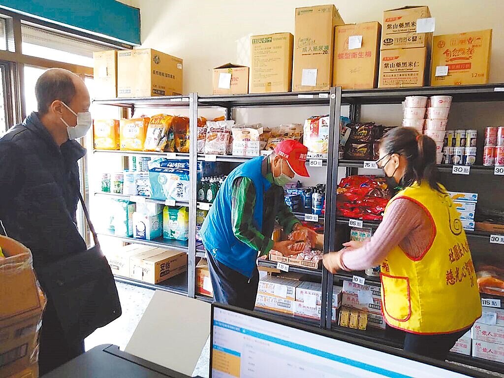 台南市政府社會局為遭逢急難或短期經濟陷入困境的民眾,提供即時、預防性的實物協助,積極推動實物愛心銀行政策。圖/社會局提供