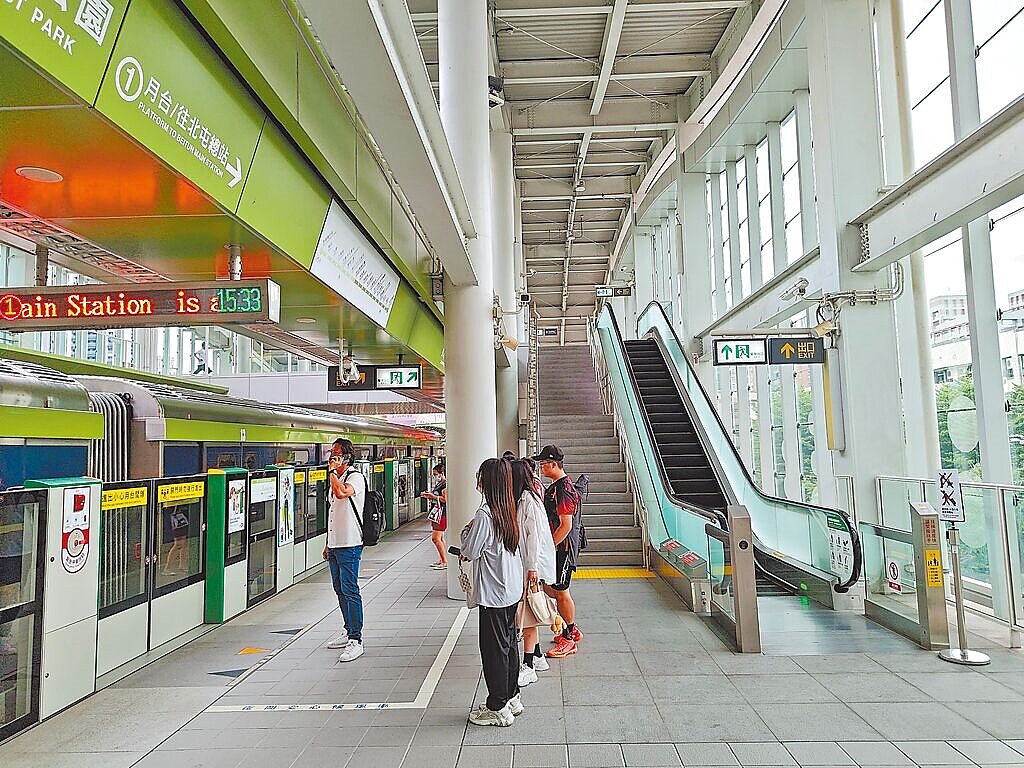 台中捷運綠線各車站月台上方設備帶均擴大遮蓋範圍,防止雨水濺至站體內。圖/台中捷運公司提供
