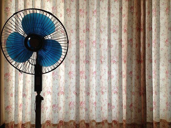 7.窗簾則選擇鄉村風的碎花圖案。