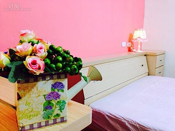 1.粉紅色套房搭上蕾絲小燈與鄉村風小物就很浪漫。