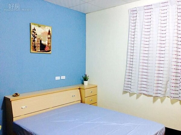 
2.藍色的牆面則精心搭配清爽的床單與窗簾。