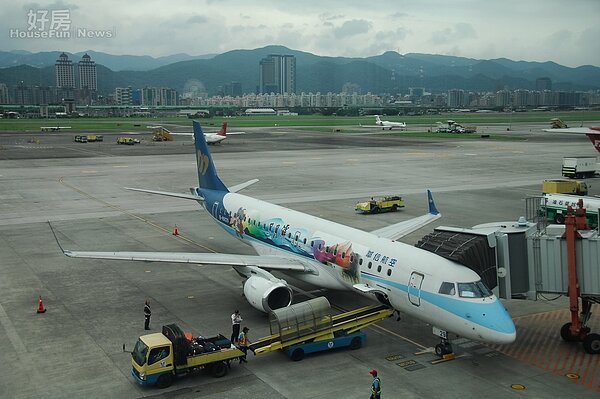 松山機場面積廣大,幾次台北市長選舉都出現存廢爭議,民進黨台北市長參選人姚文智積極推動廢松機改桃機政見。(好房記者張聖奕/攝影)