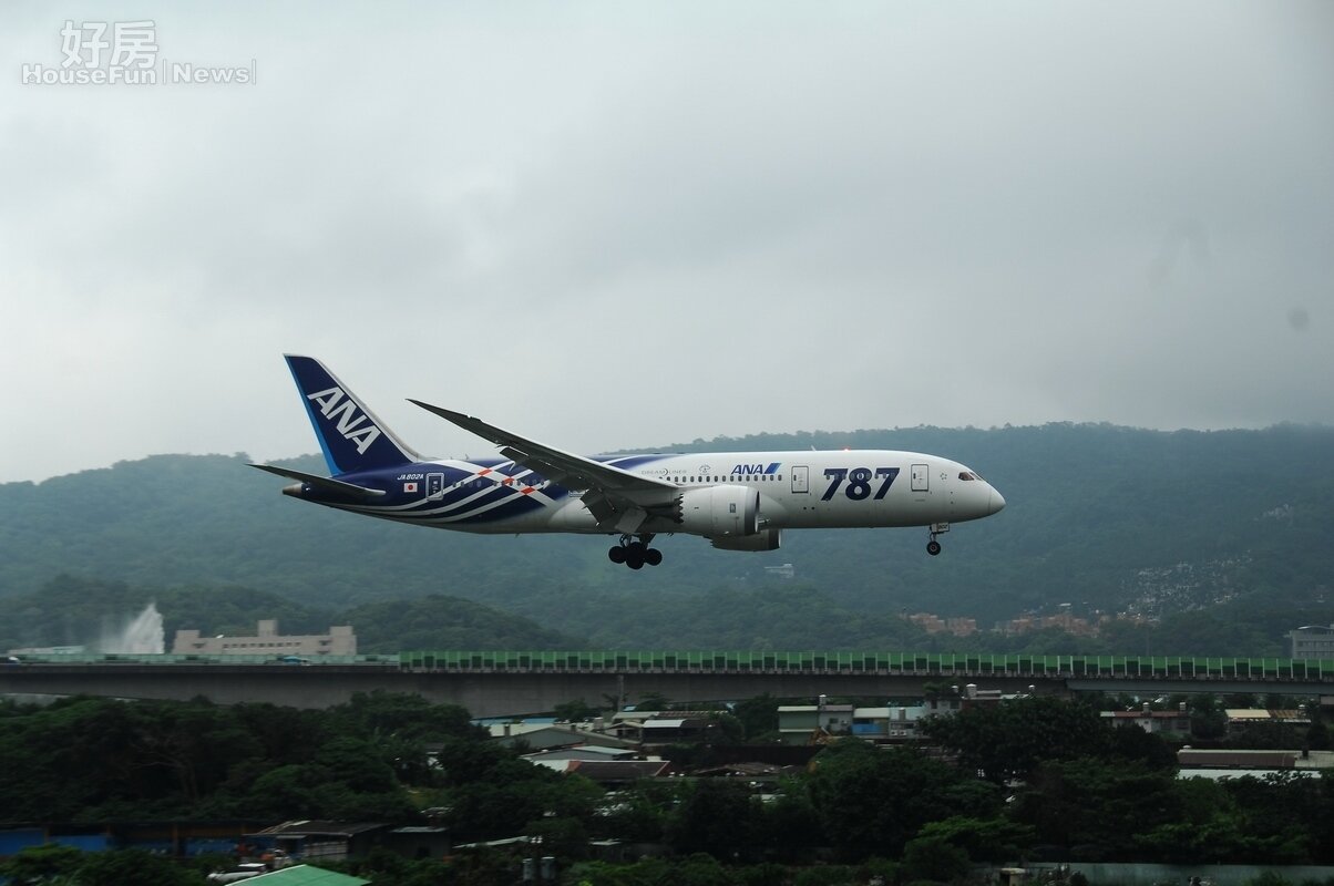 上海浦東、台北松山、日本羽田與韓國金浦,這四大機場串連成為東北亞黃金航圈,開航之後對國人出國旅遊、工作等增加不少便利性,但也因為航安考量,基隆河一側的航道建築高度有所限制,對照基隆河另外一岸高樓大廈林立,因此有一條基隆河兩個世界的稱呼。(好房記者張聖奕/攝影)