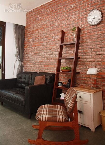 1.整個居家空間主視覺為客廳中帶點復古感的紅磚牆,以此為中心建構出充滿屋主想要的時間感。