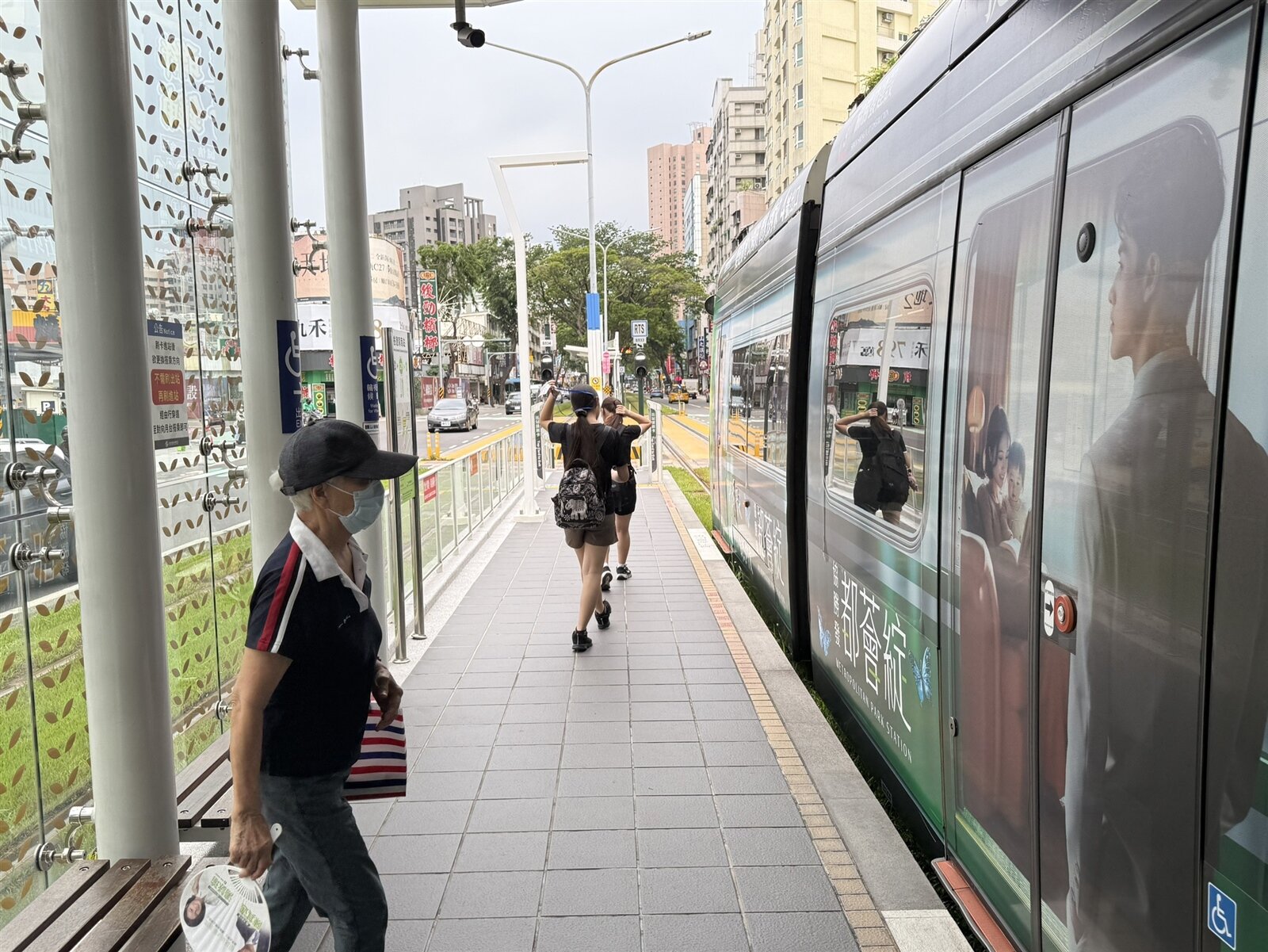 過去輕軌比照捷運規定,乘客若「同站進出」仍須支付最低價20元,高捷公司去年底改為7分鐘內可免費同站進出輕軌。記者宋原彰/攝影