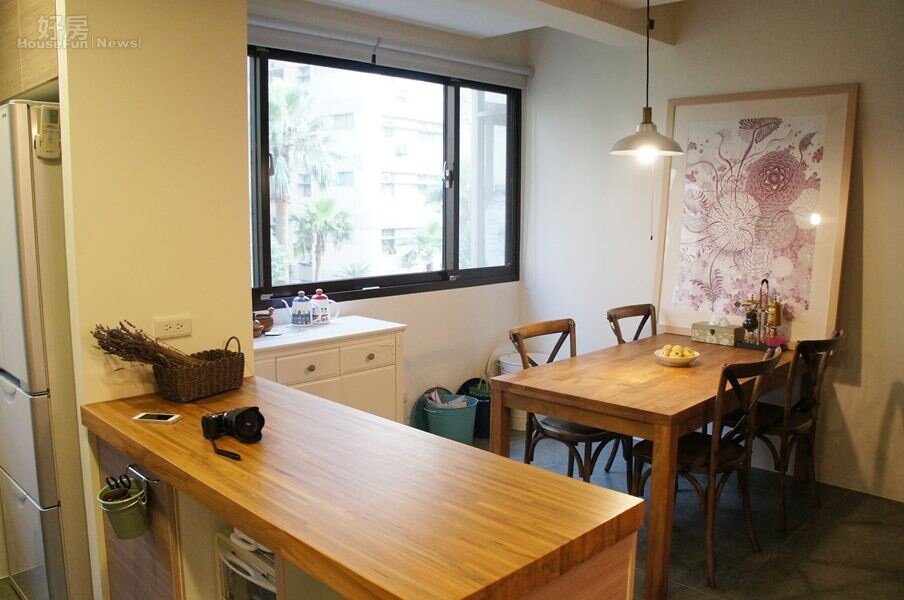 4.餐桌區域採光效果佳，同時也可當成閱讀空間，夫妻兩人也經常窩在這裡看書、泡咖啡享受愜意時光。