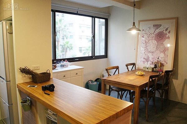 4.餐桌區域採光效果佳,同時也可當成閱讀空間,夫妻兩人也經常窩在這裡看書、泡咖啡享受愜意時光。