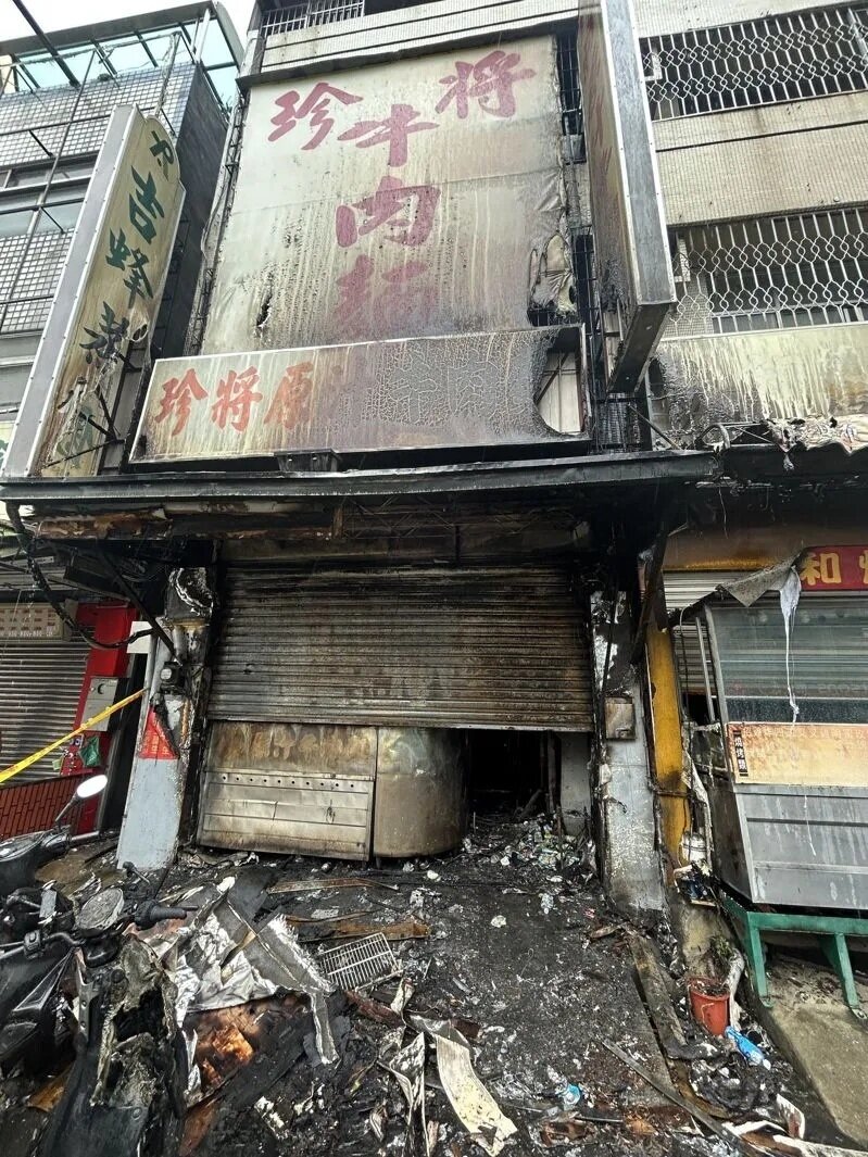 台中市太平區珍將牛肉麵店因二樓窗戶遭鐵窗看板封死阻逃生,造成祖孫三代2死3傷慘劇。本報資料照