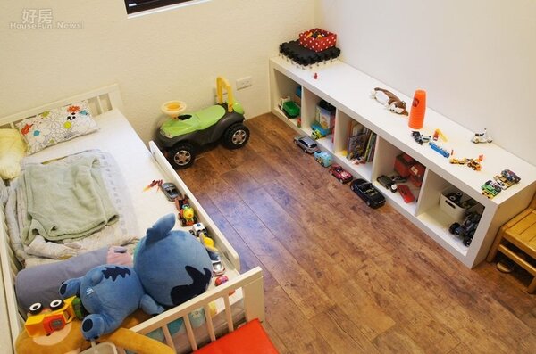 
7.小孩房佈置上簡簡單單，以擺上現成的家具為主。