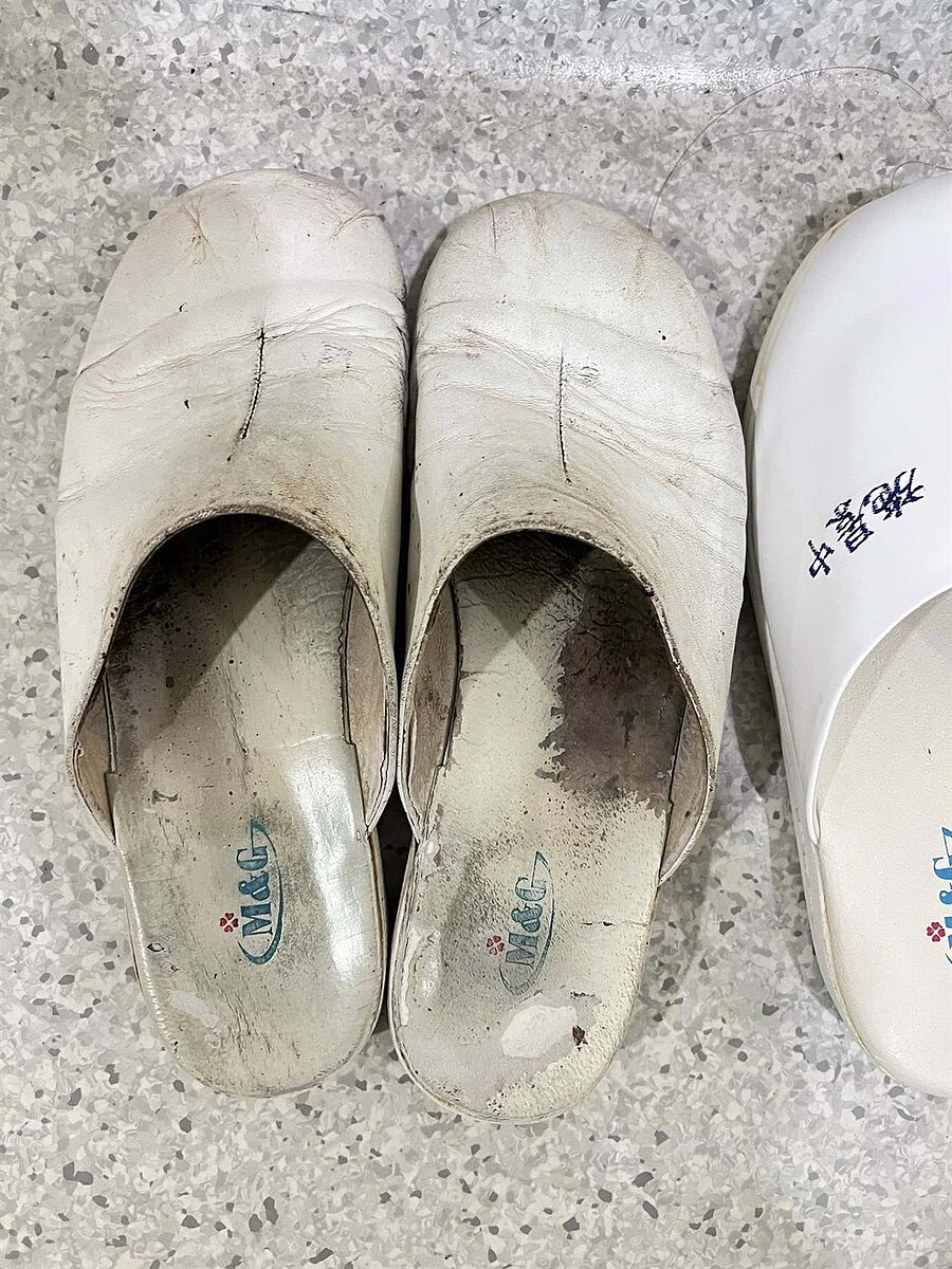 台大婦產科主治醫師施景中昨(30)日在臉書分享他開刀房的「戰鞋」,引起熱議。 圖擷自「Jin-Chung Shih」施景中臉書