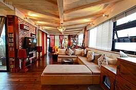 室內空間原本是約四十坪、四房的格局，李佳鈺拿掉隔間一口氣改成兩房，讓客廳、廚房、工作空間連成一氣，室內視覺可以連貫延伸。落地窗外，十坪大的露台是親友相聚的最佳場所，更是她靜心沉思的好地方。 （好房News記者 陳韋帆／整理報導）