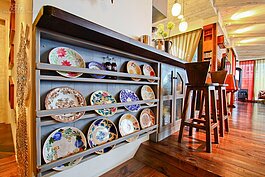 喜歡自然生活物件的李佳鈺，收藏的確特別。「我很喜歡在國內外尋寶，像是這些鎖頭、手繪瓷盤、相當有歷史的木箱、皮箱……都是陸續納入藏品的寶藏。」 （好房News記者 陳韋帆／整理報導）