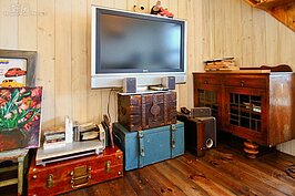 李佳鈺將這些藏品融入生活的實用主義！西班牙買到的骨董木箱、出自製幣廠的木箱……在她手中化身電視櫃，當骨董遇上液晶螢幕，新舊交融出完美風格。還有台灣老玻璃換上線路裝上燈泡，變成室內照明的要角，這就是骨董走入生活的最佳寫照。（好房News記者 陳韋帆／整理報導）