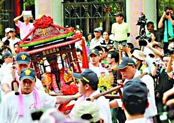 霞海城隍老爺聖誕千秋遶境活動昨在台北街頭舉行,民眾搶拍盛況。(記者余承翰攝影)