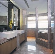 將浴缸設置在採光最佳的角落，無論建材的使用或降版浴缸的設計，都讓沐浴時更能真正放鬆，有如身處於度假時光。讓自己在結束疲憊的一天，回到家泡個最舒服的澡，放空自己。（圖／好房設計風）