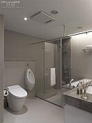 將浴缸設置在採光最佳的角落，無論建材的使用或降版浴缸的設計，都讓沐浴時更能真正放鬆，有如身處於度假時光。讓自己在結束疲憊的一天，回到家泡個最舒服的澡，放空自己。（圖／好房設計風）