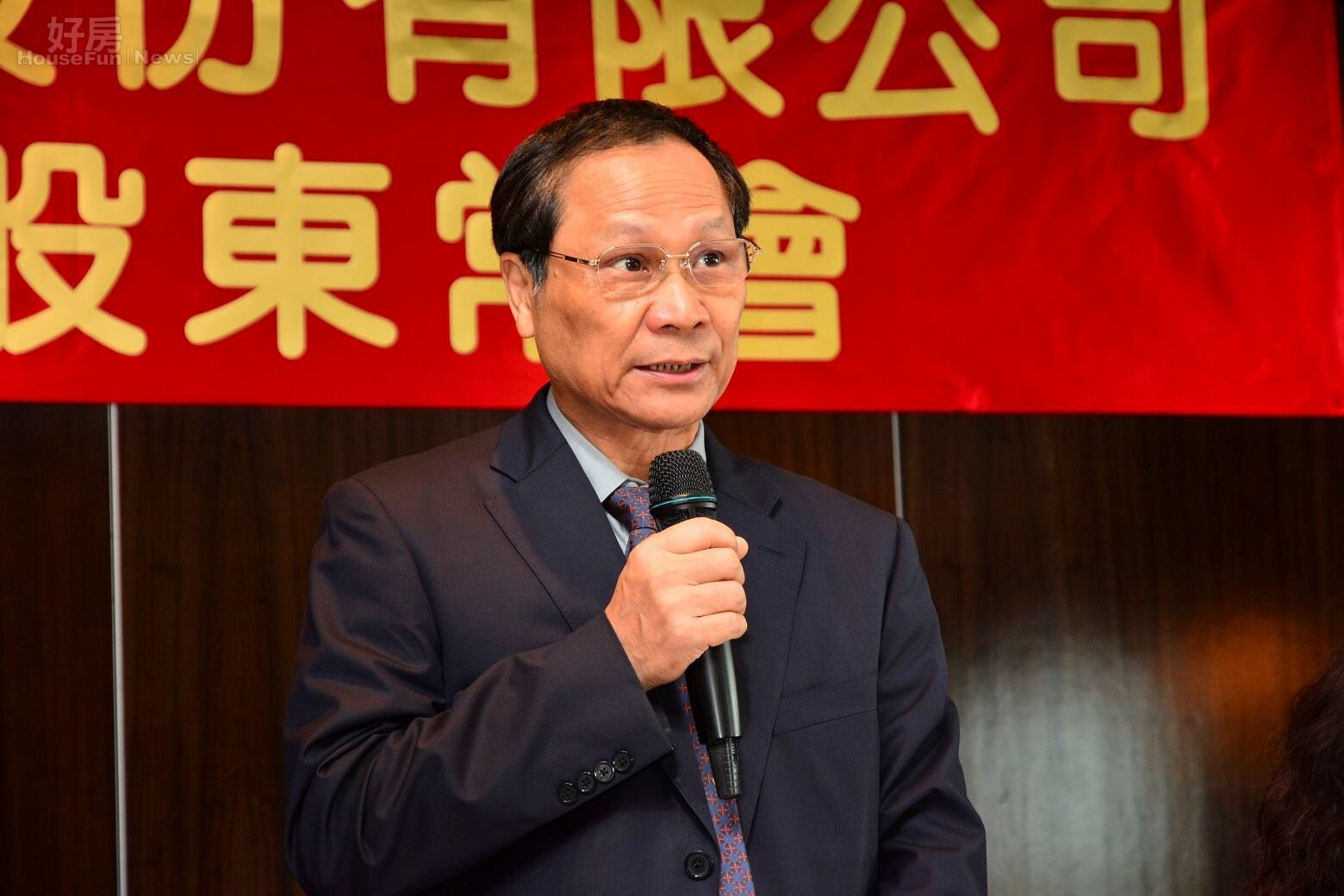 華固董事長鍾榮昌宣布，華固103年股東會通過去年度每股配發現金股利5元。（好房News記者 陳韋帆／攝影）