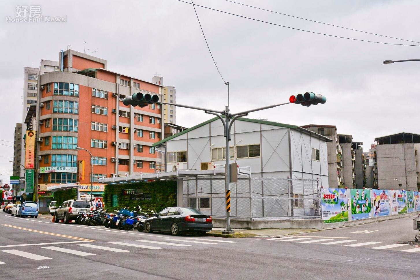 新北市中和區自強保齡球館於1992年發生大火,導致20人罹難,事發後由另一超級市場進駐一樓,北側目前一、二樓做為辦公室,南側一樓則由廟宇「南極天宮」進駐。(好房News記者 陳韋帆/攝影)