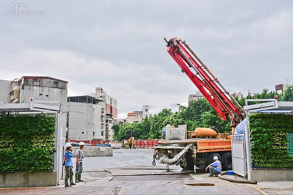 自強保齡球館舊址目前已全面拆除，由全陽建設負責建造17層樓高住宅，預計開價五十萬元起。（好房News記者 陳韋帆／攝影）