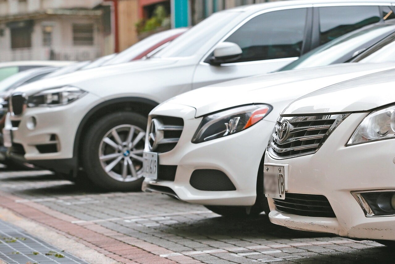 車界翹首等待的貨物稅修正案5日總統府公告，新購車領牌減徵貨物稅5萬元，依據公告日三日後實施，下周一起購買新車的消費者，2000cc以下小客車就可以享受貨物減徵5萬元的優惠，車廠停擺多時的業務即將重新啟動。 圖／聯合報系資料照片
