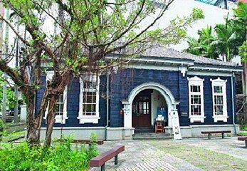 位於宜蘭市的百年舊監獄門廳,俗稱「藍屋」