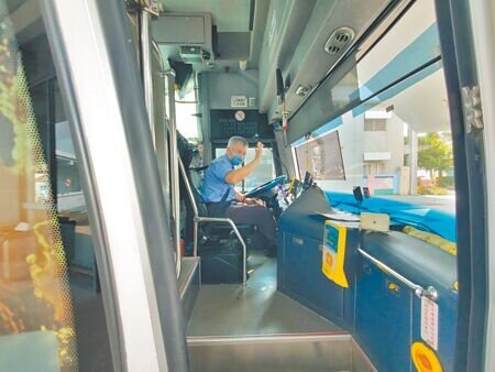 國光客運將結束西螺轉運站經營權,司機5日仍堅守崗位,向站務人員及乘客揮手致意。(周麗蘭攝)