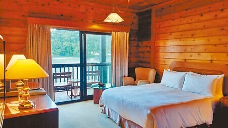 「力麗儷山林會館日月潭館」依偎在湖光山色中,整體空間以檜木打造,空氣中可聞到淡淡檜木香,大廳即可欣賞日月潭的沉靜湖景。(陳韻萍攝)