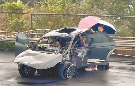 運安會指出,經比對發現國道1號楊梅休息站匝道轉彎半徑與竣工圖不符。圖為2025年1月楊梅休息站4死4傷自撞火燒車事故。(本報資料照片)