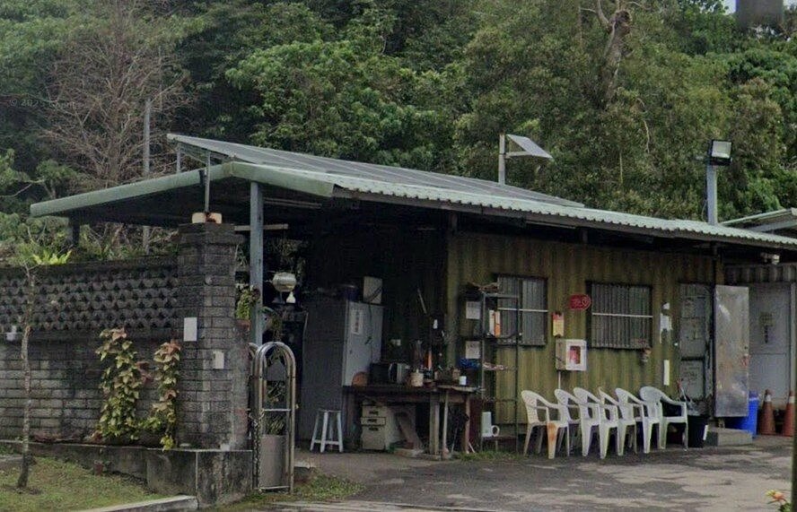 北市環保局在信義區清潔隊4號停車場的建物屋頂裝設太陽光電發電設備。圖/台北市環保局提供