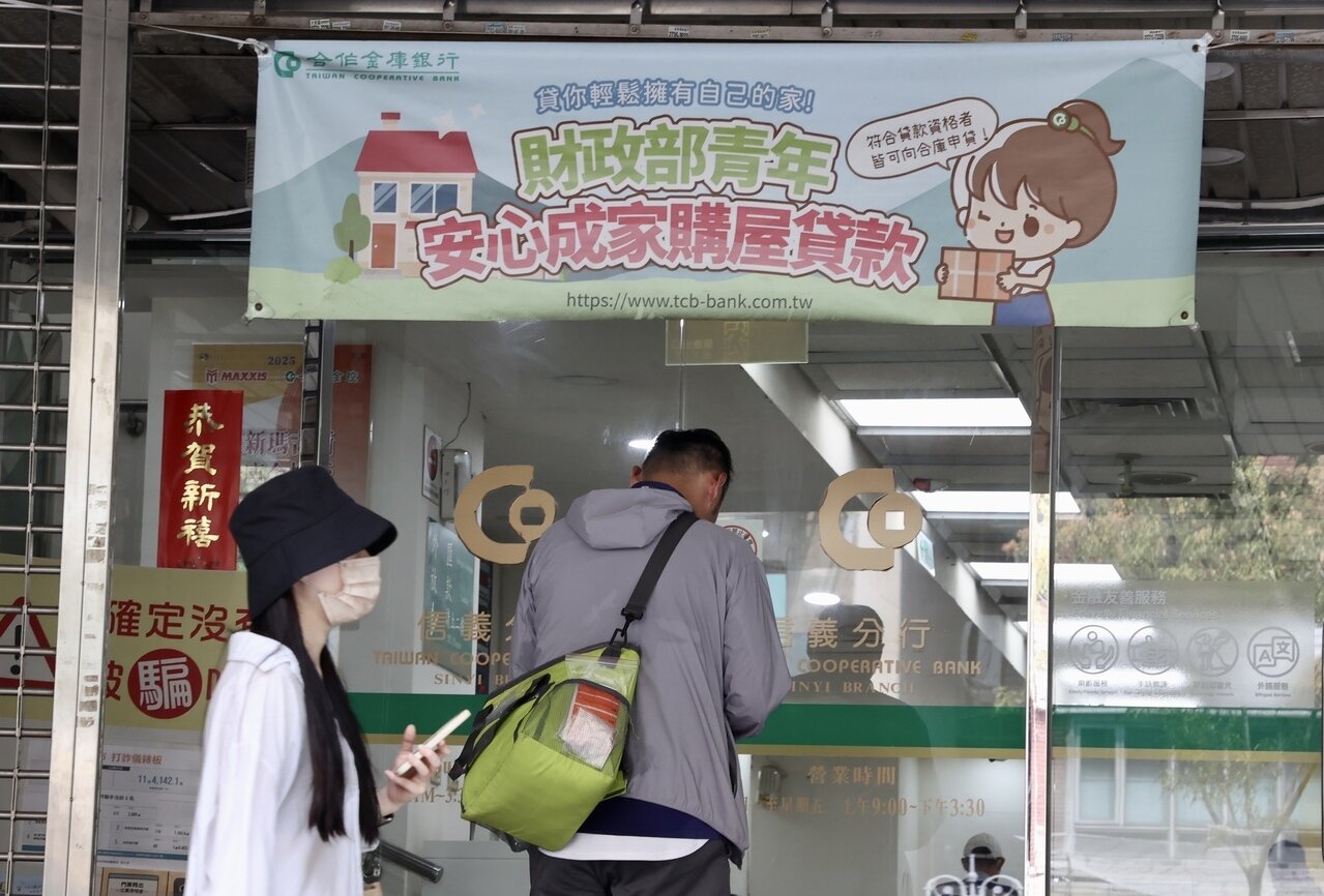 行政院昨天院會拍板,確定將「青年安心成家購屋優惠貸款精進方案」(新青安)排除在《銀行法》第72條之2不動產放款比率限制之外。此舉意味未來銀行辦理新青安貸款時,不再受30%上限約束,以釋出更多放款量能,解決近期「房貸荒」問題。記者胡經周/攝影
