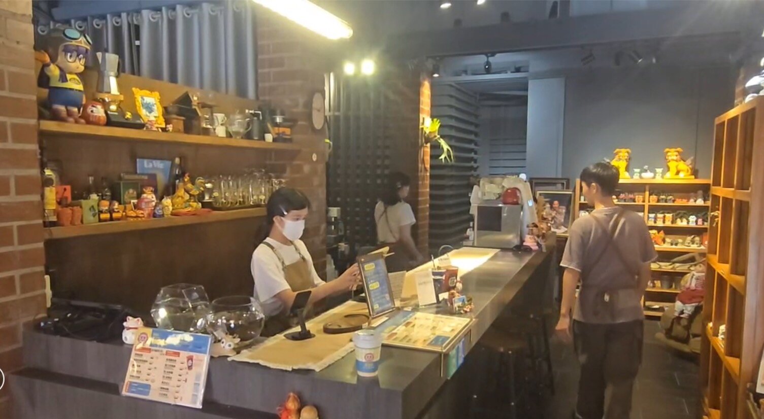 金城某店家昨遇到奧客,4人只點2杯飲料還帶外食,店員「提醒」說店內有規定後,竟遭客人飆罵「說規則是規則,變通是變通」,店家氣的PO網。記者蔡家蓁/攝影